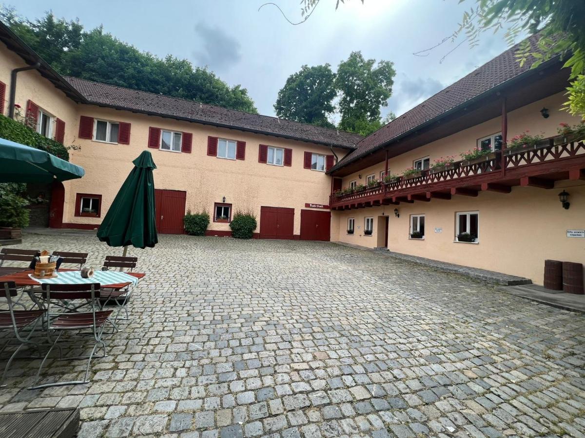 Hotel-Gasthof Postbraeu Dingolfing Exterior photo